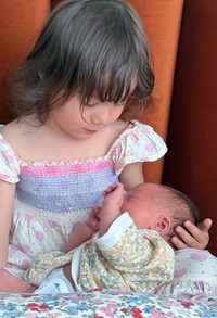 念願の妹を抱っこ♡（提供：＠ouk713さん）
