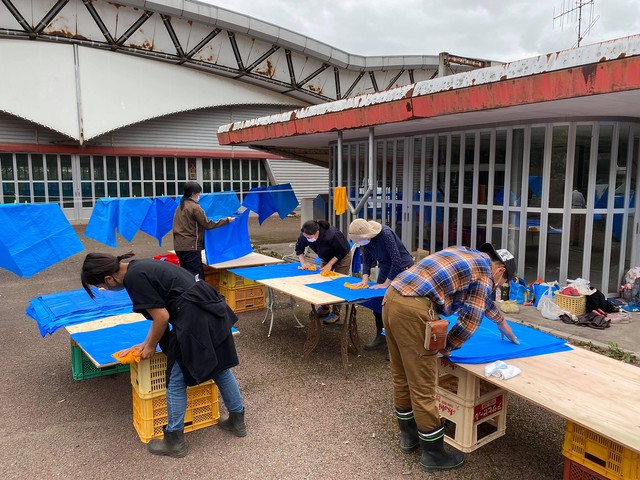 ブルーシートの洗浄会の様子※一般社団法人BRIDGE KUMAMOTO