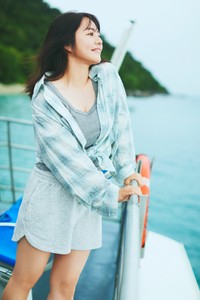 磯山さやかデビュー25周年デジタル限定のアガーカット版写真集「afterglow」©須藤敬一／講談社