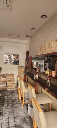 停電により明かりが落ちた店内。営業は断念せざるを得なかった／手打ち陰日向さん（@teutikagehinata）提供