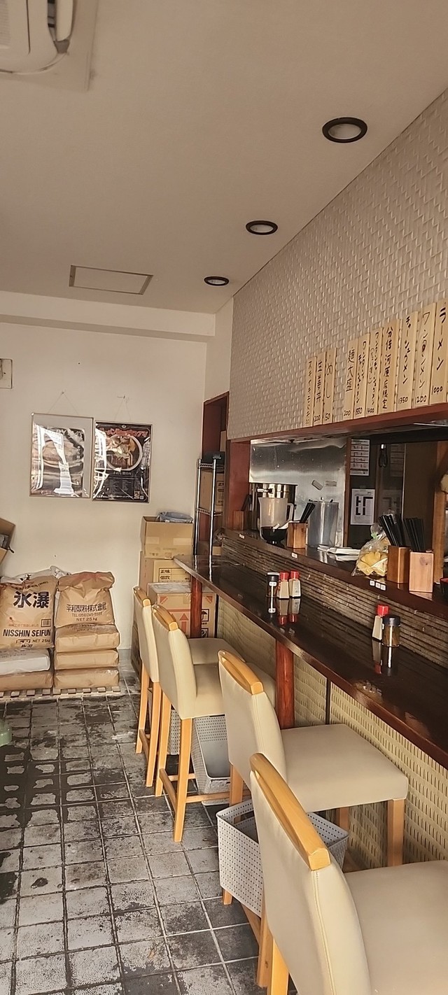 停電により明かりが落ちた店内。営業は断念せざるを得なかった／手打ち陰日向さん（@teutikagehinata）提供