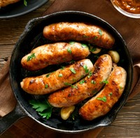 ソーセージの香ばしい焼き目も、食欲をそそります。　※画像はイメージです（voltan/stock.adobe.com）