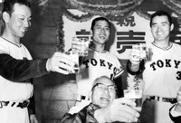 8年連続日本一を喜び、乾杯する巨人の主力選手、後列右から長嶋茂雄、王貞治、堀内恒夫、前列中央は川上哲治監督＝1972（昭和47）年10月28日、宿舎の竹園旅館（現・ホテル竹園芦屋）