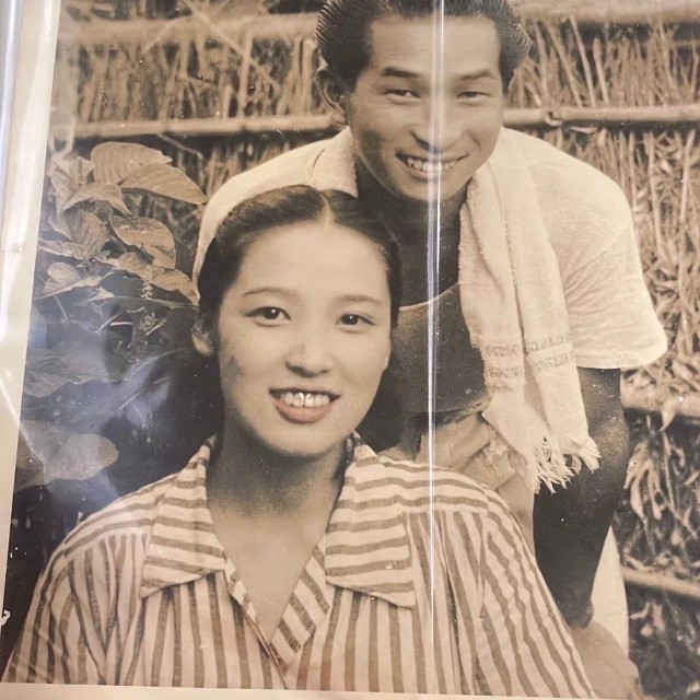 若い頃の祖父と祖母の写真／やまんさん（@yamn_sky）提供