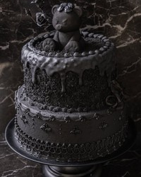 黒でまとめた漆黒のシュガーケーキ。ゴシックなテイストで仕上げた作品／長谷川 健太@SUCRETIERさん（@kenta_sucretier）提供