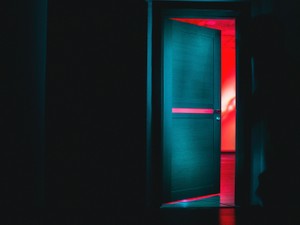 生保レディでの地獄に区切りをつけ歩き始める私は、直に本を出版する