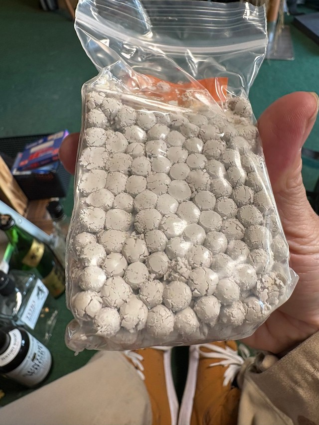 未開封なのに分解されてしまっているバイオ弾（プミポンさん提供）