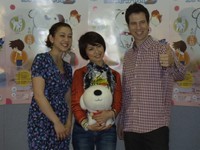 会見に出席した（左から）ＳＨＥＬＬＹ、純名里沙、パトリック・ハーラン＝2010年