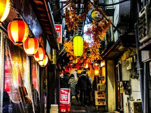 一人で酔いたい、トイレに行きにくい。それでも出かける「立ち飲み」