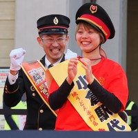優勝が決まった瞬間、喜ぶ小倉駅の松尾駅長（左）と「きつね」の石井さん
