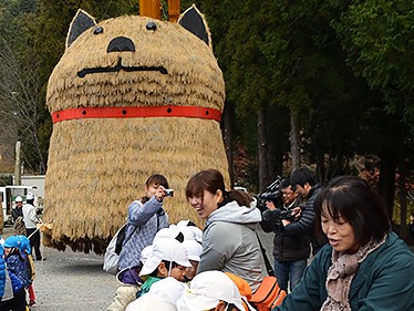稲穂の犬を園児たちがよいしょ！ ４０年続く恒例の「干支引き」