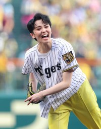 始球式を務めた暁千星＝甲子園