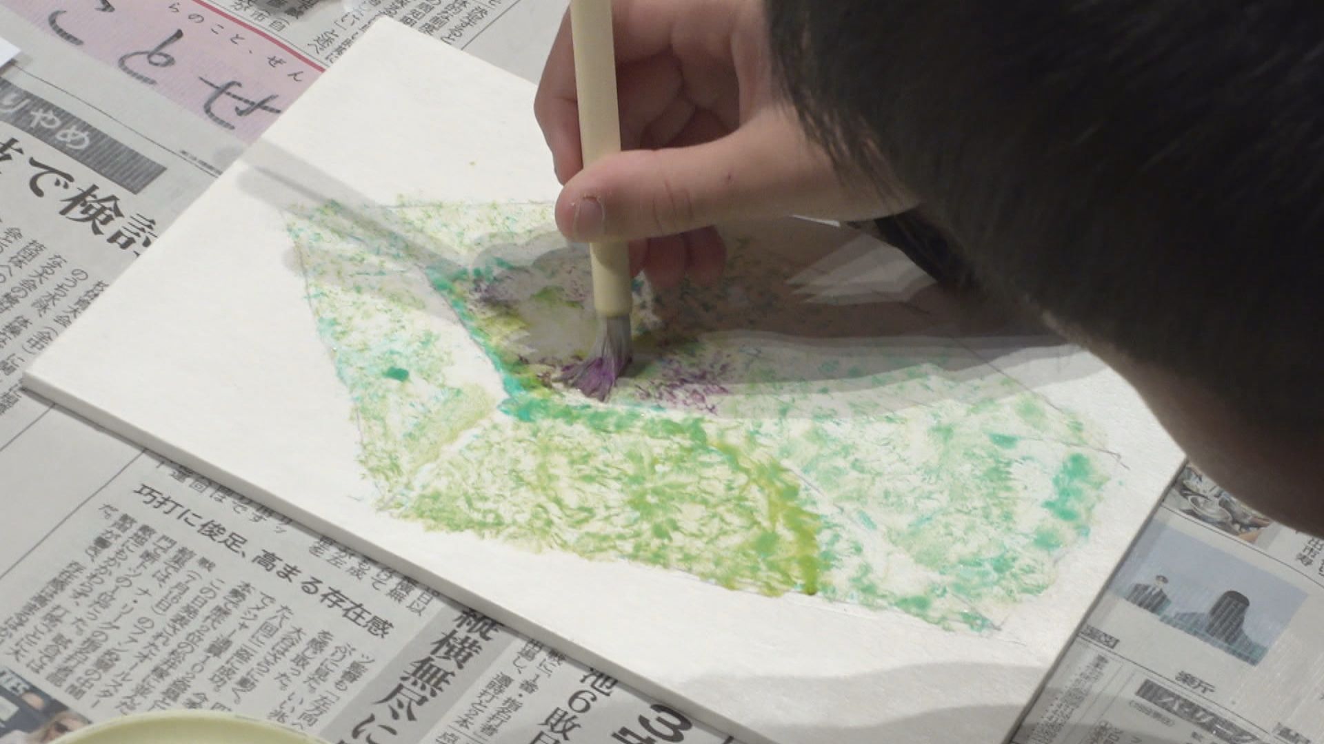 日本画の「岩絵の具」を使って親子で塗り絵体験 高松市 | KSBニュース