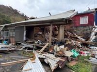 台風直撃により、八丈島のメーン通り沿いで損壊した建物（写真提供・畑中葉子）