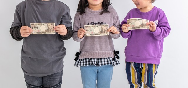 【児童手当】所得制限の撤廃、世帯年収1000万円以上の親の約7割が「助かっている」と回答※画像はイメージです（健二 中村/stock.adobe.com/）