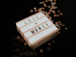 貢ぐことが愛と言う彼。お金で「好き」を買わない私との溝は深かった