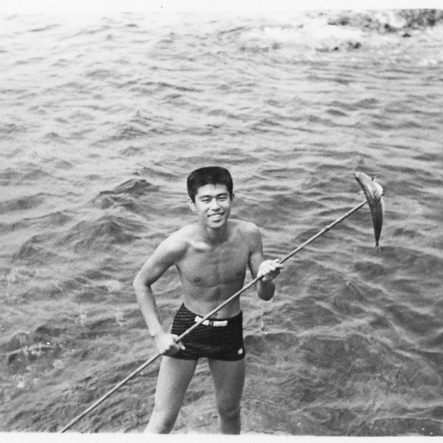 千葉の豊かな自然で育った千葉治郎。泳ぎも得意で魚をゲットした