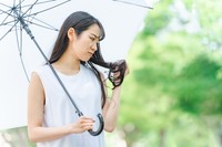 Z世代が選んだ「梅雨あるある」1位は「髪ぐちゃぐちゃ」　※画像はイメージです（buritora/stock.adobe.com）