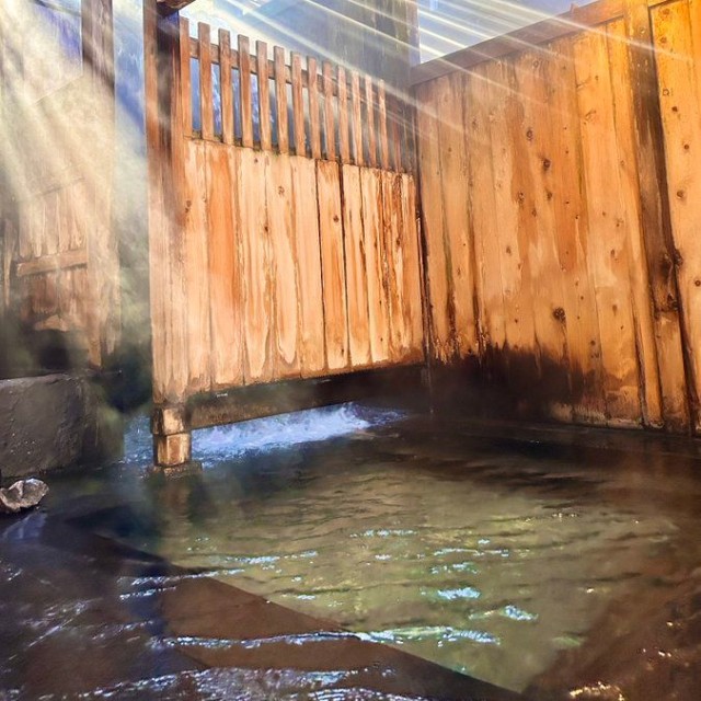 シャワーもカランもない素朴な造りの湯滝風呂は、江戸時代中期に御影石を組み、建立した白布温泉最古の浴場。希少な温泉文化を守るため、敢えて当時の姿を残しています（画像提供：西屋）