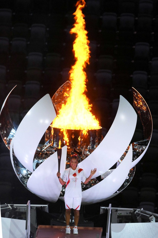 聖火に点灯した大坂なおみ＝国立競技場（撮影・堀内翔）