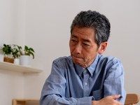 悩んで困っている男性※画像はイメージです（Ameashi/stock.adobe.com/）