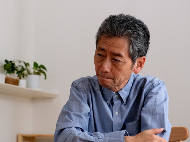 悩んで困っている男性※画像はイメージです（Ameashi/stock.adobe.com/）