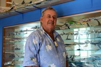 クック諸島の旅行会社「トゥラマ・パシフィック・トラベル・グループ」代表のロバート・スキューズさん（71）。ニュージーランド出身で航空会社の営業として25年勤めた後、クック諸島に移住し、長年、観光業に携わってきた。オフィスにはたくさんの飛行機の模型が飾られていた＝2022年6月21日、クック諸島ラロトンガ島、荒ちひろ撮影