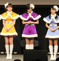 卒業を発表したアンジュルムの田村芽実（中央）＝2015年