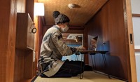 1畳ほどの部屋で落ち着いて仕事ができる！窓の向こうからは猫がひょっこり