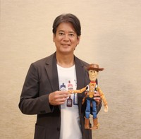 ウッディ人形を手に微笑む唐沢寿明さん＝大阪市内