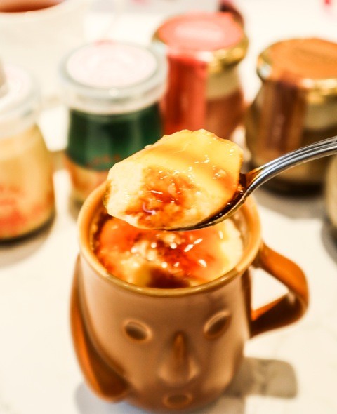 陶器のはにわに入ったプリンは卵たっぷり濃厚カスタード