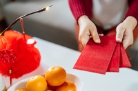 お年玉「紅包（ホンバオ）」は社会人になった子供から親にも渡します　※写真はイメージ（Charlie's/stock.adobe.com）