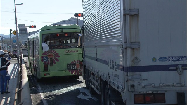 トラックが信号待ちの路線バスに追突　バスの運転手と乗客1人が軽傷　香川・東かがわ市
