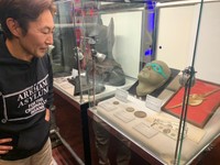 「『ブラックアダム』公開記念 “DCユニバースの世界”」会場で展示物に見入るなべやかん＝都内の日テレホール