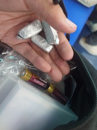 カバンを漁ると熱々のハイチュウと乾電池が出てきたそう／日向れいらさん（@hinata_reira）提供