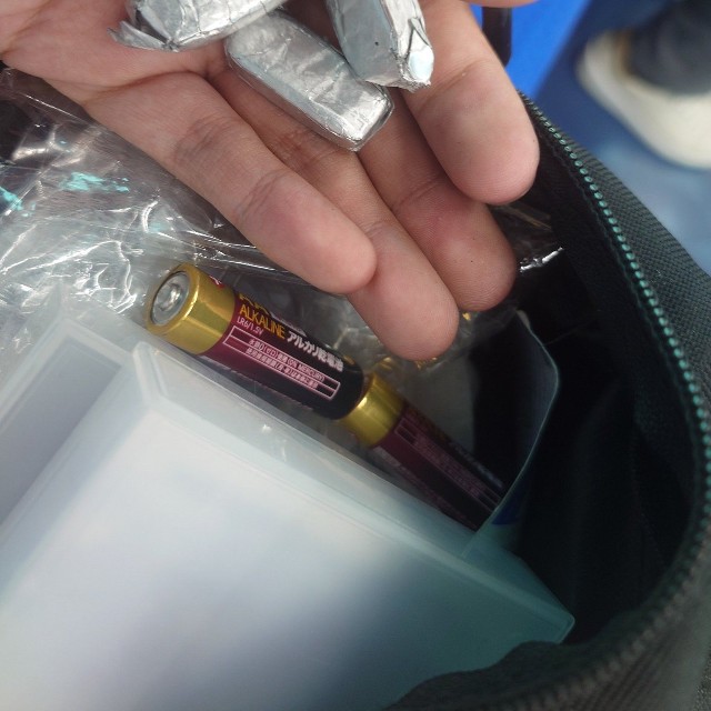 カバンを漁ると熱々のハイチュウと乾電池が出てきたそう／日向れいらさん（@hinata_reira）提供