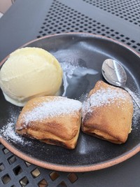 【万博であまり知られていない!?絶品メニュー】マルタの"デーツフリッターとアイス"（現1200円）。