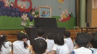 紙芝居を通して子どもたちにため池の危険性などを伝える