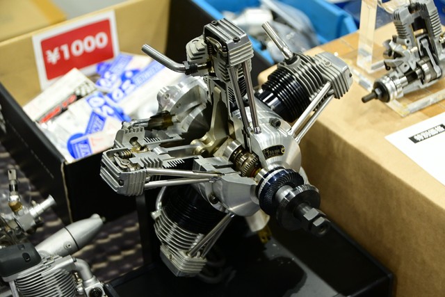 模型用エンジンの老舗、OSのブースには排気量50ccの星形五気筒エンジンが展示されてました