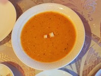 チョルバス（赤レンズ豆のスープ）はレモンをしぼっていただく。深いうまみがあるが素朴でほっとする味わいのトルコ定番スープ。