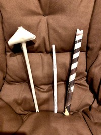 しっかり飛ぶので安全のため弓は紙を丸めたもの（ももしきやさん提供）