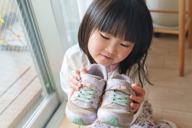 子どもの足はパパよりくさい!?　※画像はイメージです（polkadot/stock.adobe.com）
