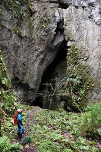 幻想的な景色が近年ロケ地として注目を集める宇山洞の入り口