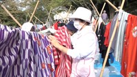 伝統衣装の保存へ…今年も土庄町で農村歌舞伎の衣装を「虫干し」　香川・小豆島