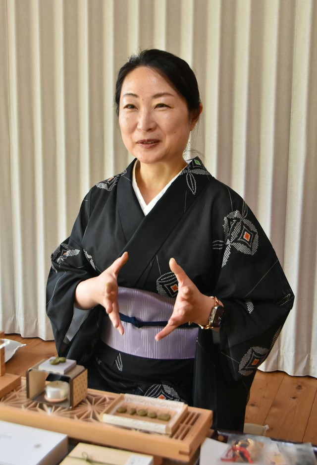 「抹茶のお香で宇治を感じてもらいたい」と語る後藤恭子さん（宇治市宇治・恵心院）
