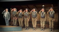 舞台『オサエロ』より。特攻隊員たちが敬礼する場面（本人提供）