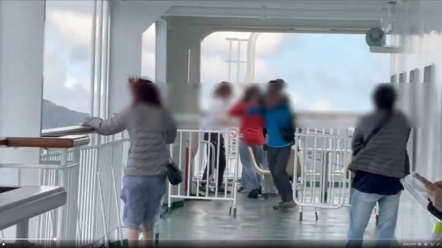 前方の景色が一面の空になるほど高波に押し上げられた「おがさわら丸」（画像提供：白衣鉄道さん）