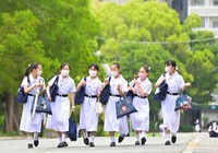 夏服のワンピースに身を包んで通学路を歩く松蔭の生徒たち＝5月16日朝、神戸市灘区王子町