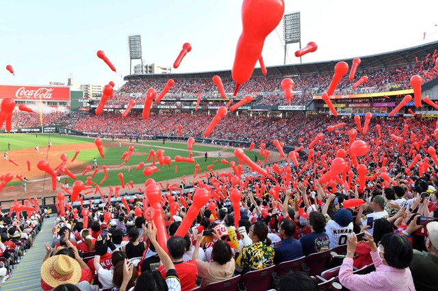 盛り上がるカープファン