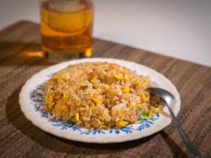 香港で食べた炒飯は、「何か」が面白い食感と味を生み出していた